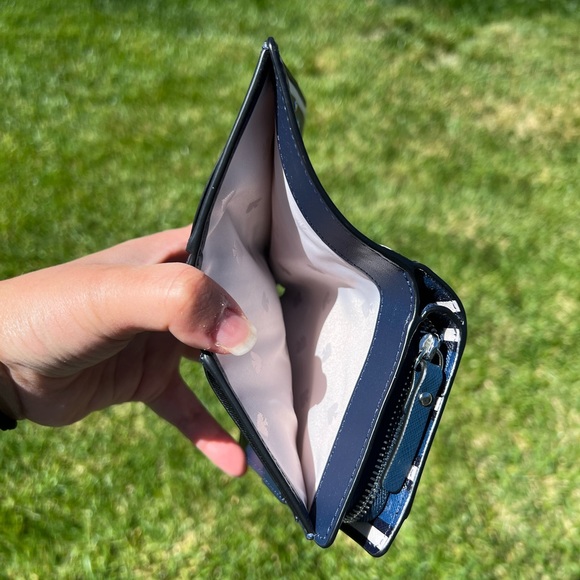 🐳🛥️ NWOT KATE SPADE STRIPED WALLET🐳🛥️ - Picture 7 of 9